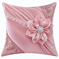 Cojín decorativo cuadrado 45 x 45 cm de tejido satinado rosa con lentejuelas y flor estilo glamuroso